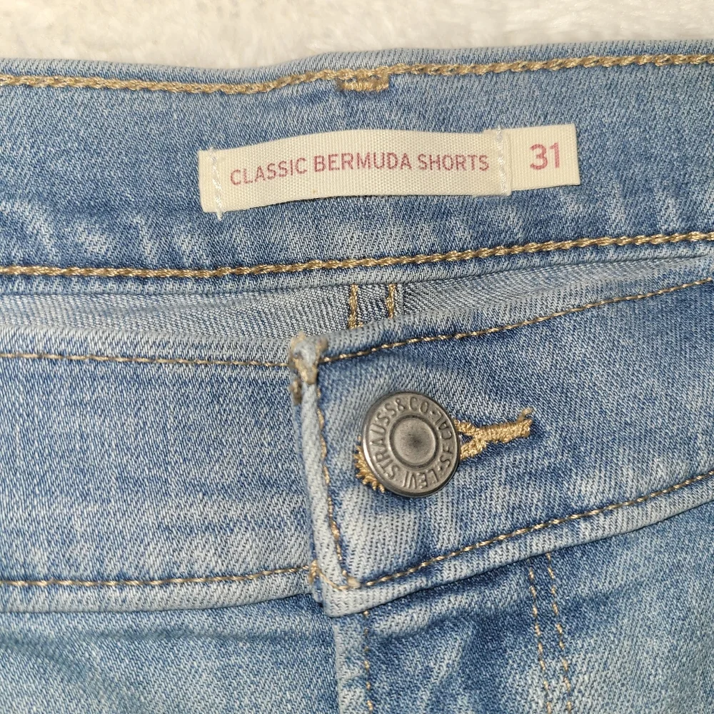 Levis levi jean